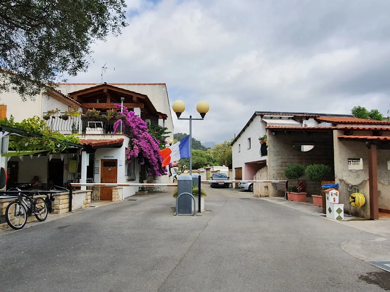 photo de l'entrée du camping La Rivière à Nice